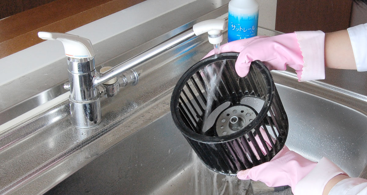 もうゴシゴシしない！プロが教える換気扇掃除の裏ワザ