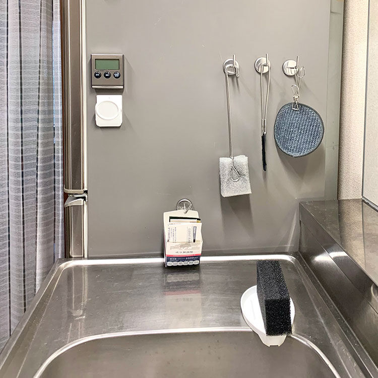 沖田先生のご自宅にて。  ブラックフィルム面を表にして吊るせばシックな印象に。