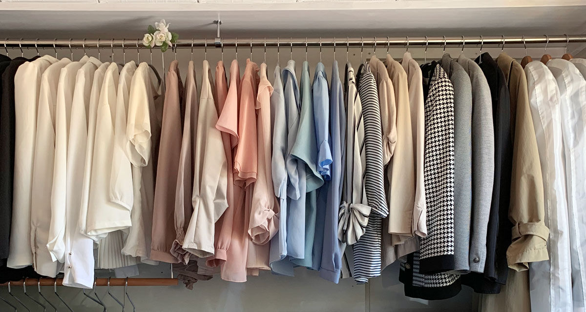 衣替えは服の収納を見直すチャンス！片付けのプロのクローゼットを拝見しました。