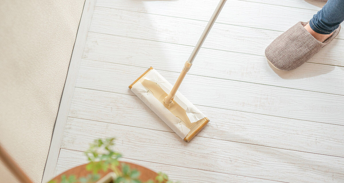 フローリングワイパーと身近なグッズが活躍。掃除をラクにするプロのアイディア集。 