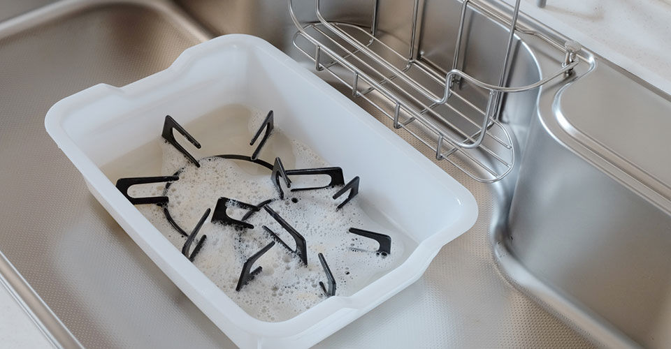 掃除のプロが実践中のガスコンロ掃除のコツ。