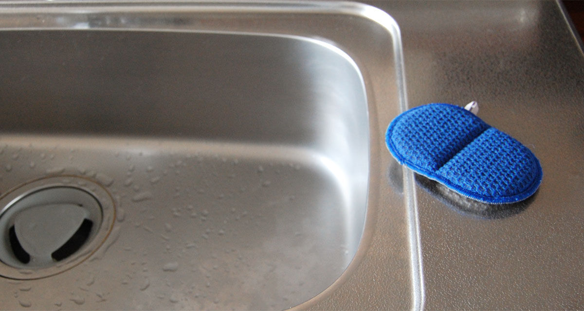 苦手なシンク掃除を掃除道具で解決。掃除のプロもおすすめの「洗剤がいらない！シンク＆洗面台お掃除スポンジ」の使い方。