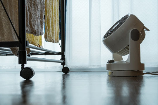 長雨時の悩み、生乾きは干し方で解消。 長雨時の悩み、生乾きは干し方で解消。