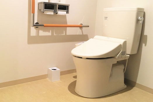 トイレの便器と床の境目に。 トイレの便器と床の境目に。