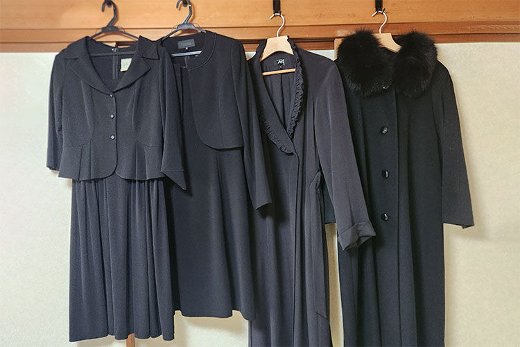 宝生先生が常備している喪服2着とロングコート2着 宝生先生が常備している喪服2着とロングコート2着