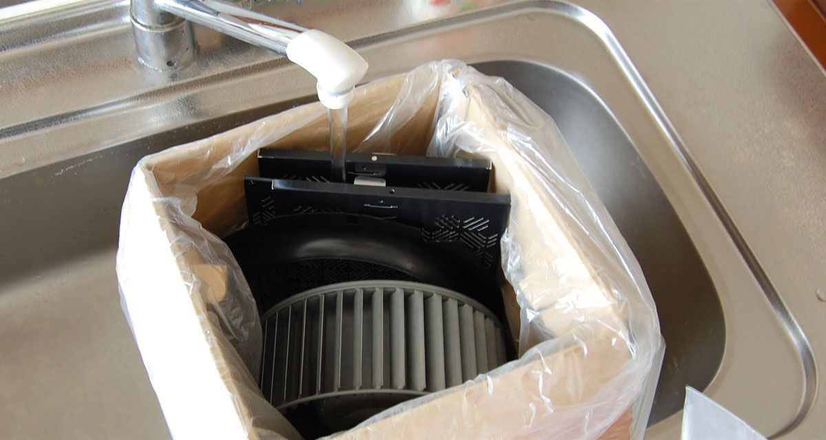 レンジフードや換気扇の掃除をラクにする、お掃除のプロの５つのアイディア。
