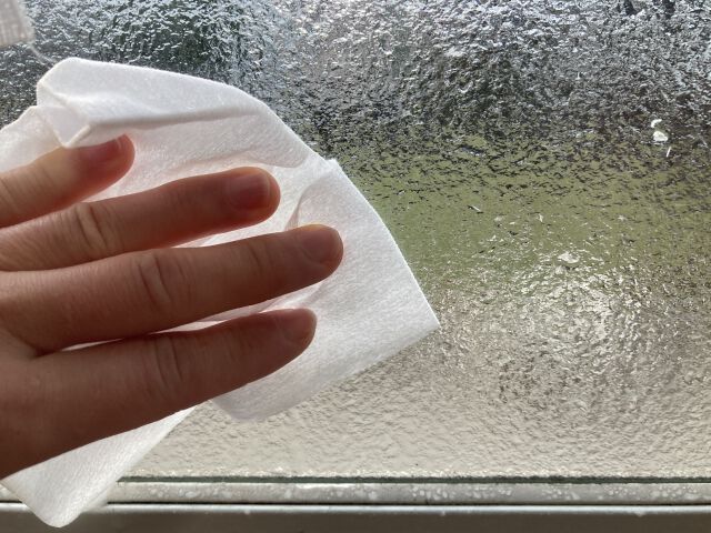 模様入りのすりガラスのような窓ガラスの汚れ落とし