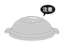 研いだお米を土鍋に移し水を注ぐ