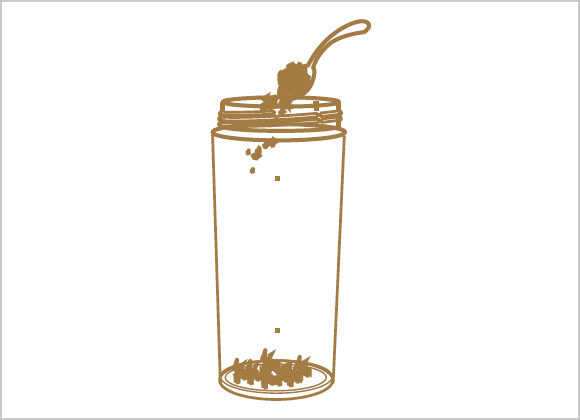ガラスボトルの中に茶葉を入れます