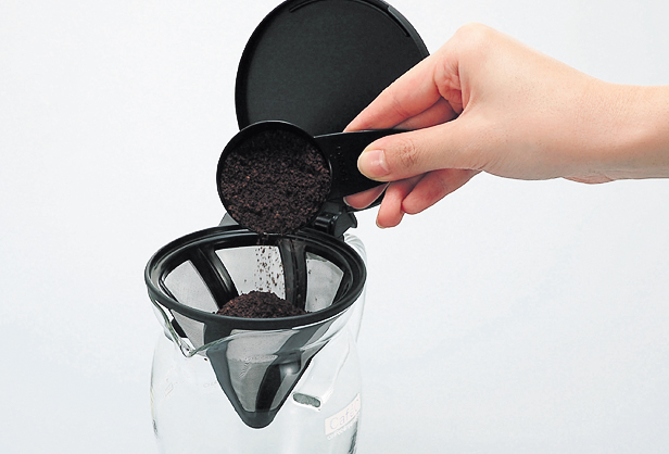 コーヒーの粉を杯数分入れる