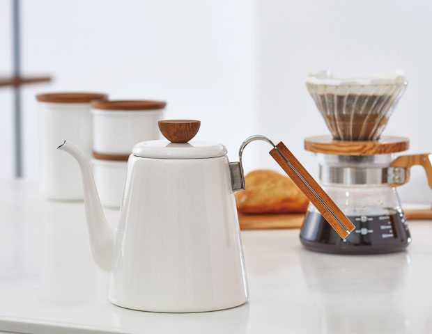 白いホーローでおしゃれなコーヒータイムを
