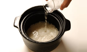 研いだお米を土鍋に移し水を注ぐ